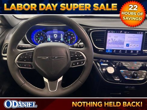 Used 2025 Chrysler Pacifica Select FWD image 13