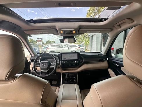 Used 2023 Toyota Highlander XLE image 14