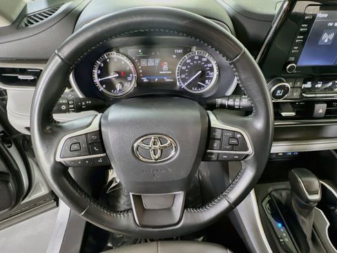 Used 2022 Toyota Highlander XLE image 11