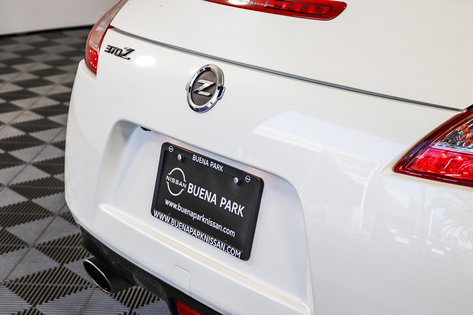 Used 2019 Nissan 370Z Coupe w/ Z34 Heritage Edition - White RWD image 10
