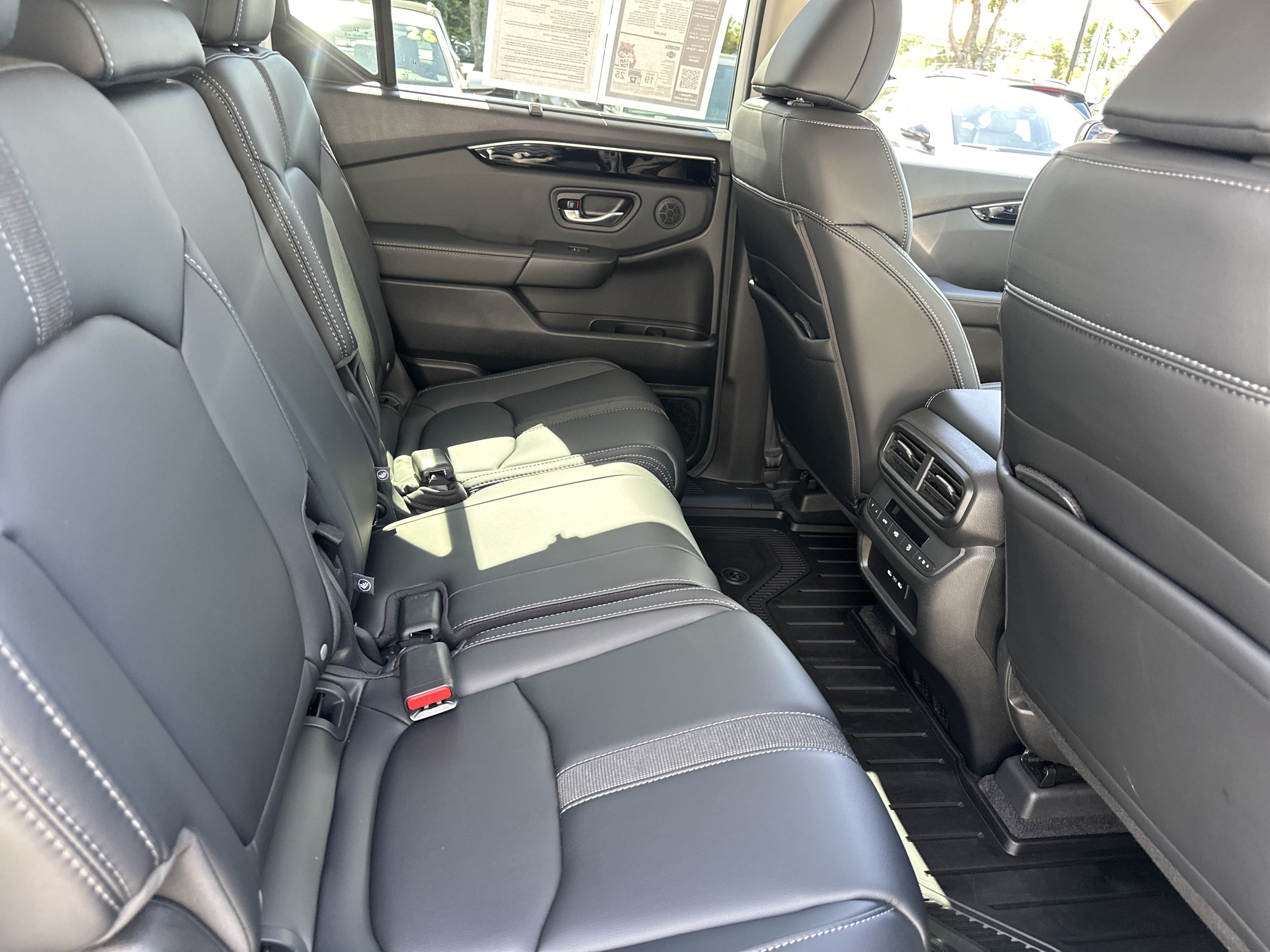 Used 2025 Honda Pilot Touring image 7