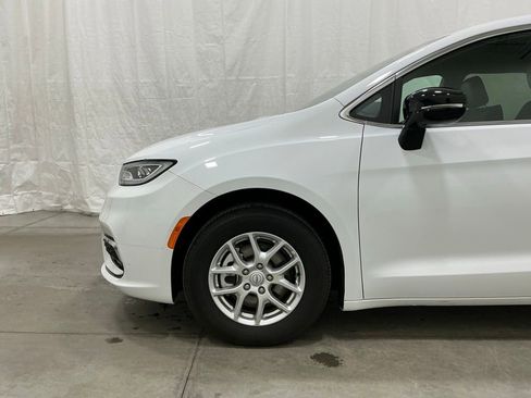 Used 2025 Chrysler Pacifica Select image 8