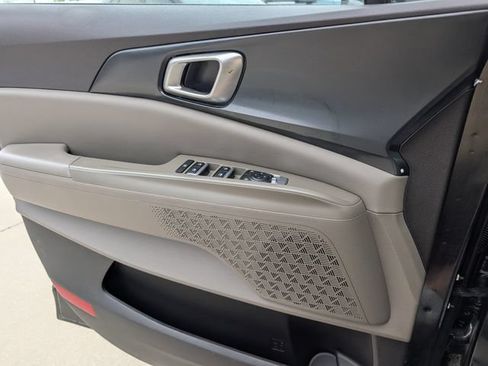 Used 2025 Kia Carnival LX FWD image 15