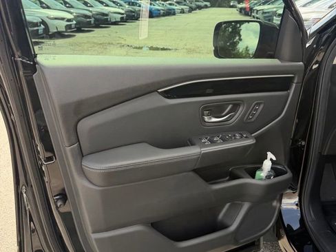 Used 2025 Honda Pilot Touring image 13