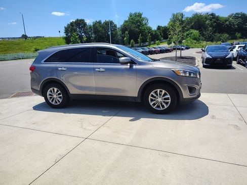 Used 2017 Kia Sorento LX FWD image 5