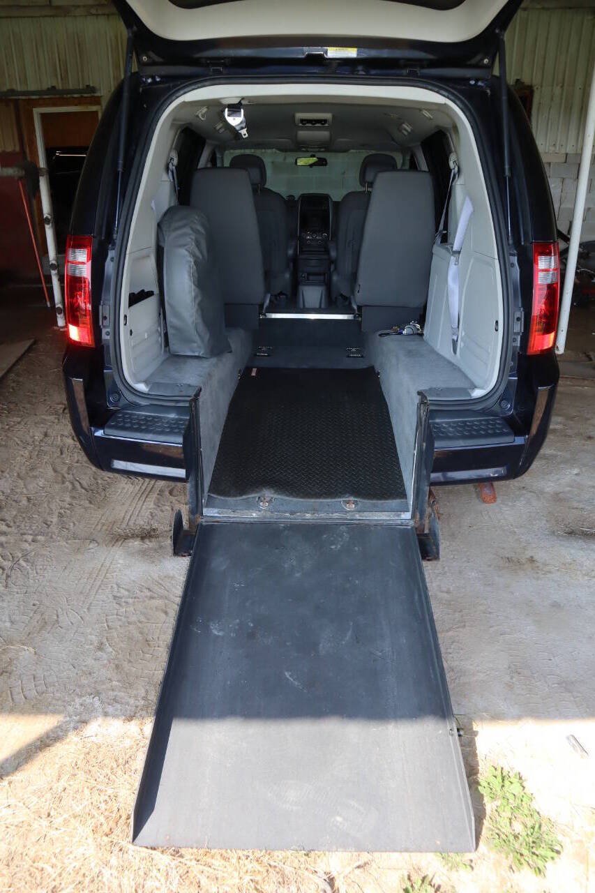 Used 2010 Dodge Grand Caravan SE FWD image 18