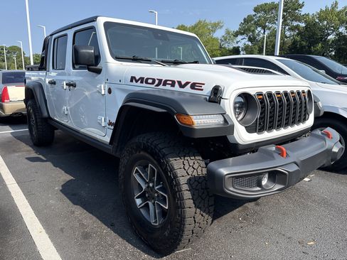 Used 2025 Jeep Gladiator Mojave w/ Convenience Group AWD/4WD image 2