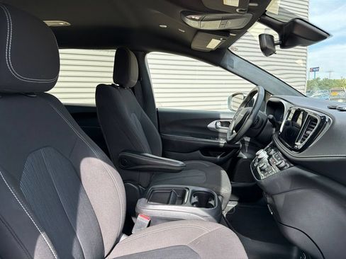 Used 2023 Chrysler Pacifica Touring FWD image 12