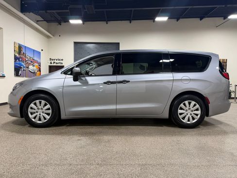 Used 2021 Chrysler Voyager L FWD image 8