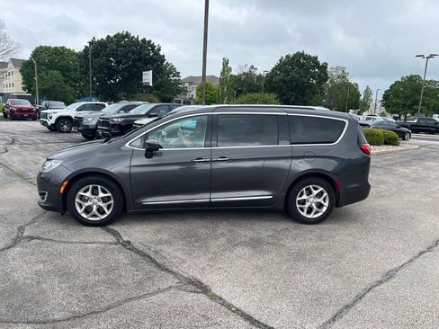 Used 2020 Chrysler Pacifica Touring-L w/ Tire & Wheel Group FWD image 6