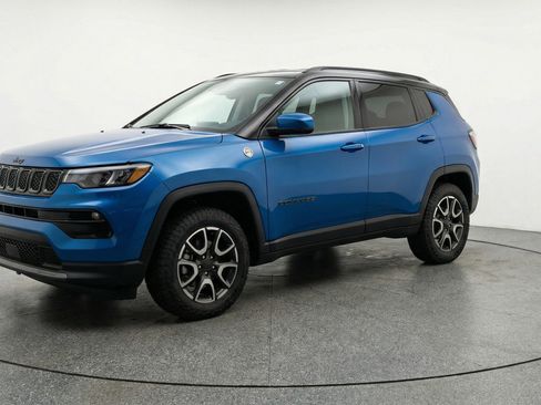 Used 2025 Jeep Compass Trailhawk image 3