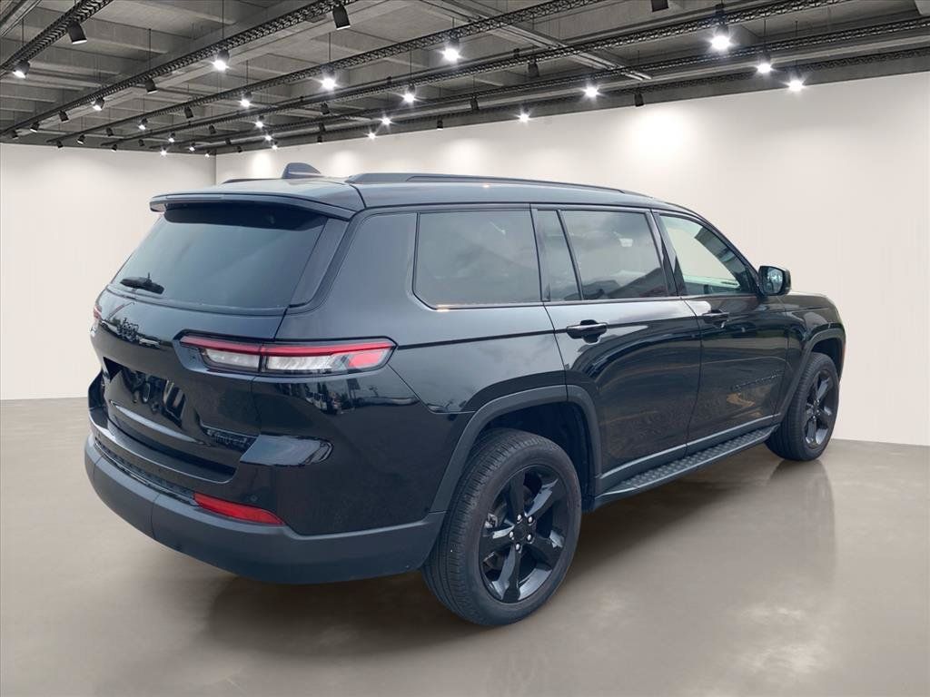 Used 2025 Jeep Grand Cherokee L Limited w/ Black Appearance Package AWD/4WD image 7