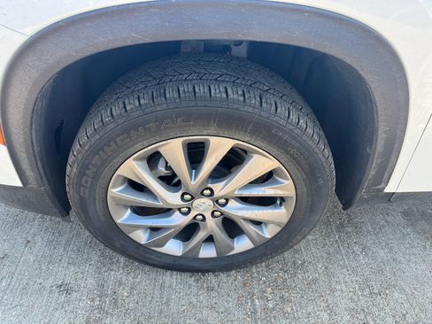 Used 2025 Buick Enclave Preferred image 9