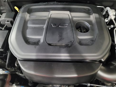 Used 2021 Jeep Grand Cherokee Laredo image 30