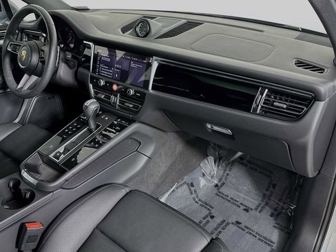 Certified 2025 Porsche Macan image 30