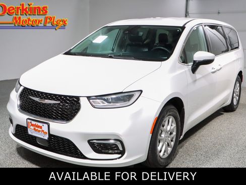 Used 2023 Chrysler Pacifica Touring-L FWD image 1
