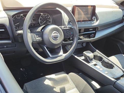 Used 2021 Nissan Rogue SV image 2