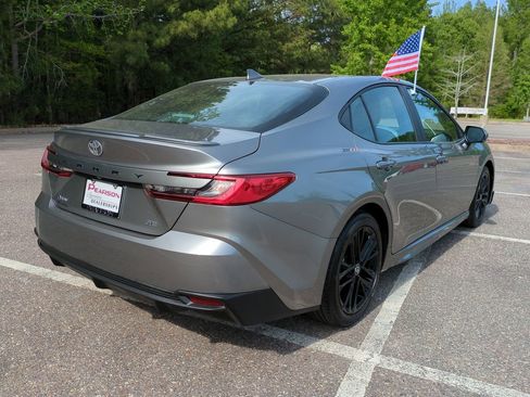 Used 2025 Toyota Camry SE w/ Convenience Package FWD image 4