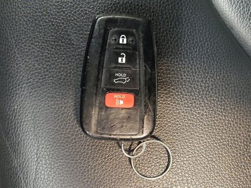 Used 2021 Toyota Highlander XLE AWD/4WD image 32