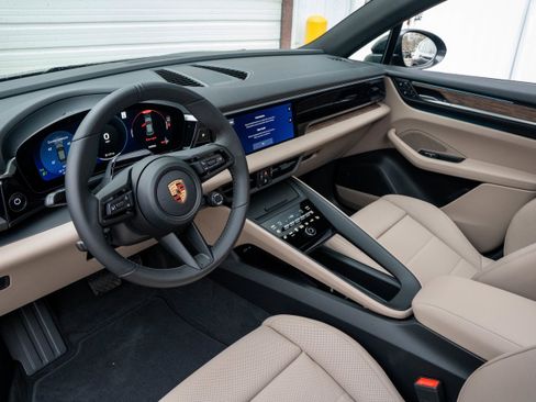 New 2026 Porsche Macan 4 Electric image 18