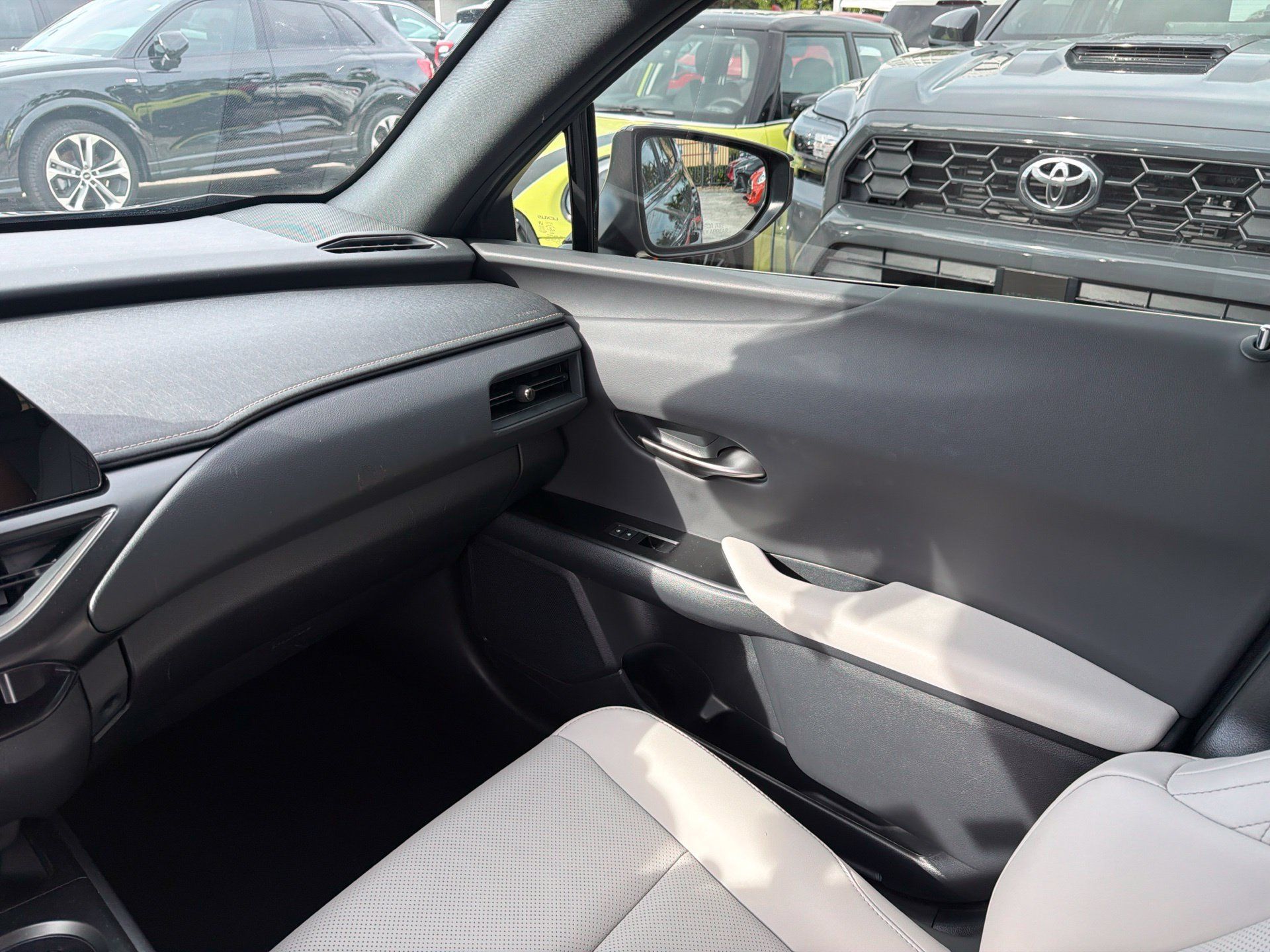 Used 2025 Lexus UX 300h FWD w/ Accessory Package (Z1) image 19