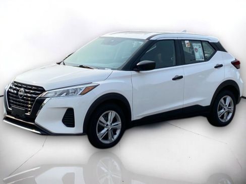 Used 2022 Nissan Kicks S image 2