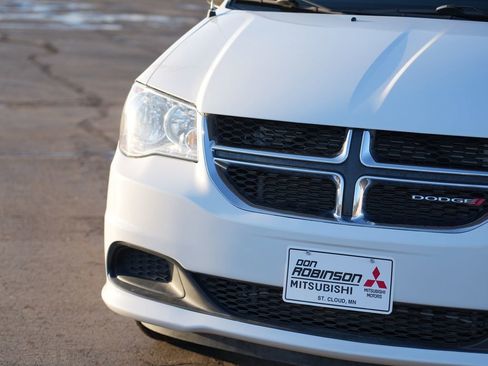 Used 2018 Dodge Grand Caravan SE w/ UConnect Hands-Free Group image 9