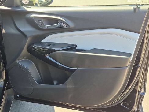 Used 2025 Chevrolet Trax LT w/ LT Convenience Package FWD image 32