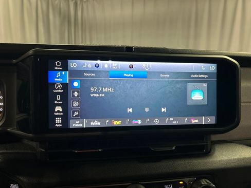 Used 2025 Jeep Gladiator Sport AWD/4WD image 17