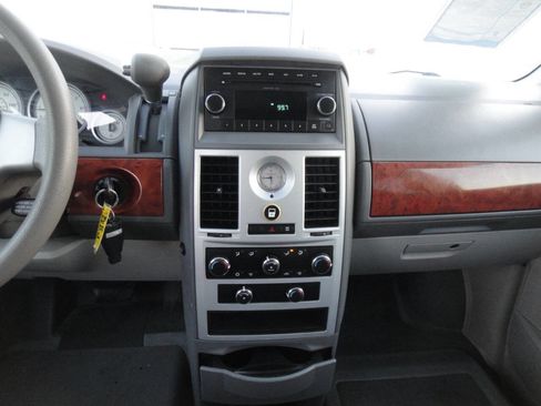 Used 2009 Chrysler Town & Country LX w/ PWR Convenience Group image 12
