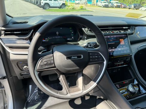 Used 2023 Jeep Grand Cherokee 4WD 4xe image 13