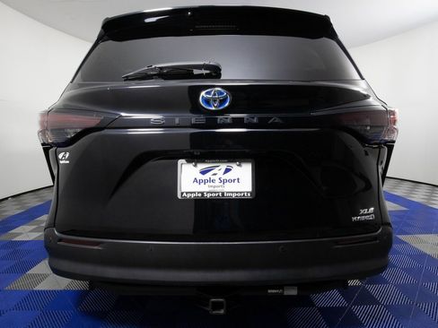 Used 2023 Toyota Sienna XLE image 6