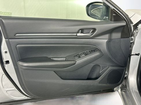 Used 2024 Nissan Altima 2.5 SV image 15
