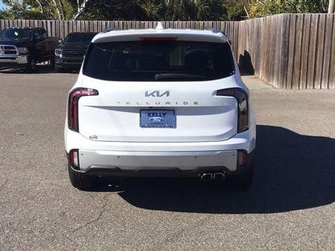 Used 2024 Kia Telluride EX w/ EX Captain's Chair Package image 7