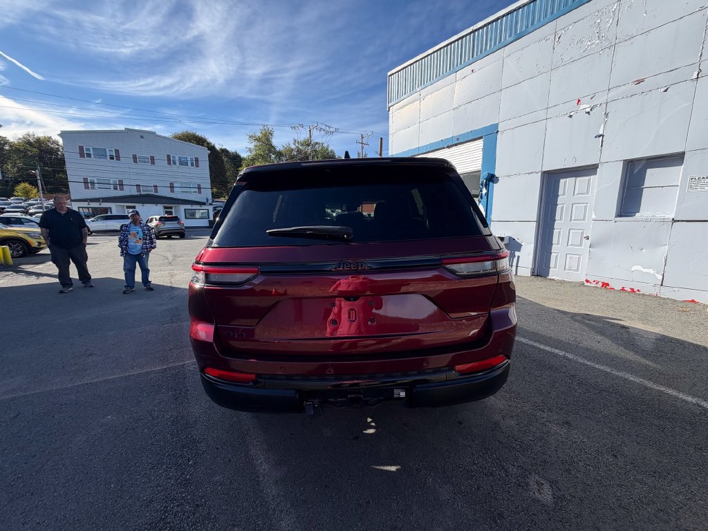 Used 2023 Jeep Grand Cherokee Altitude AWD/4WD image 4