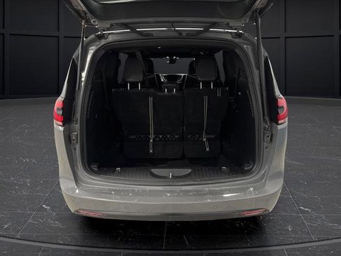 Used 2022 Chrysler Pacifica Limited w/ Uconnect Theater Family Group image 16