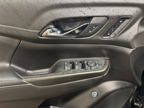 Used 2023 GMC Acadia SLT w/ Preferred Package image 10