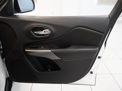 Used 2020 Jeep Cherokee Latitude Plus image 28