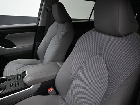 Used 2020 Toyota Highlander L image 19