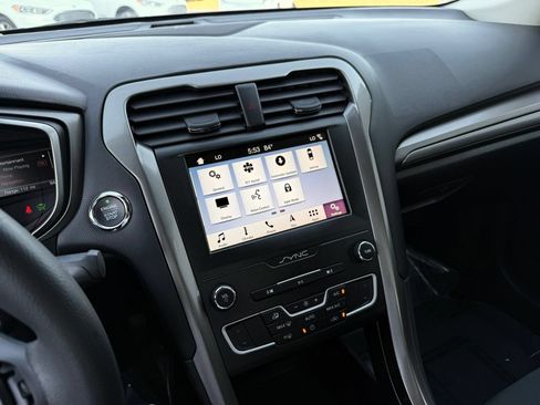 Used 2019 Ford Fusion SE FWD image 34