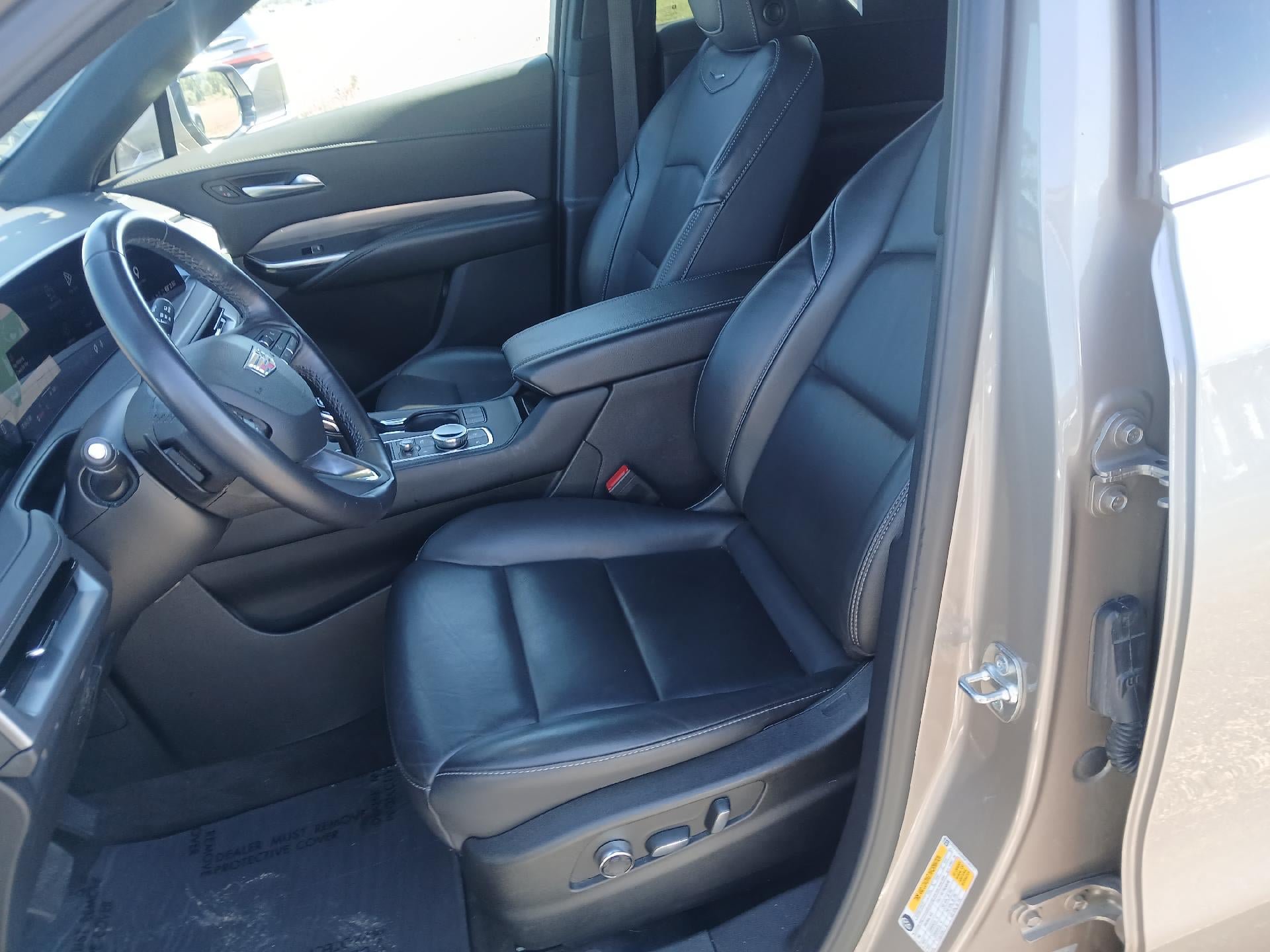 Used 2025 Cadillac XT4 Premium Luxury FWD image 12