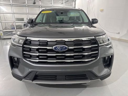 Used 2025 Ford Explorer Active w/ Active Comfort Package image 3