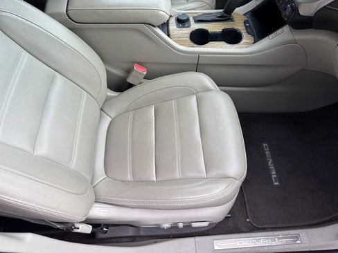 Used 2019 GMC Acadia Denali image 13