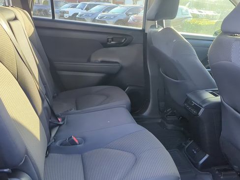 Used 2022 Toyota Highlander L FWD image 22