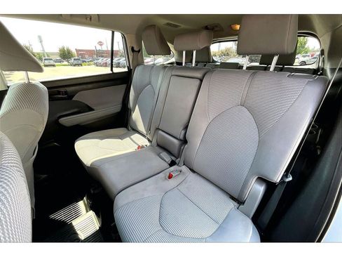 Used 2022 Toyota Highlander LE AWD/4WD image 28