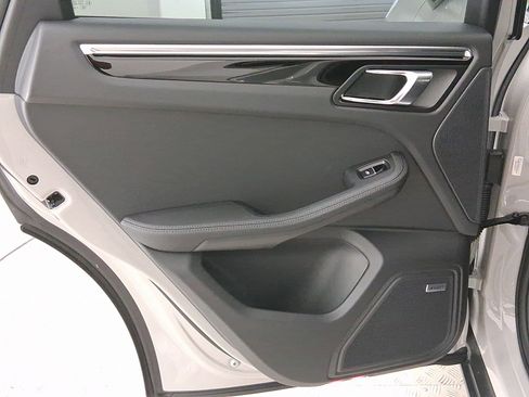 Used 2025 Porsche Macan image 35