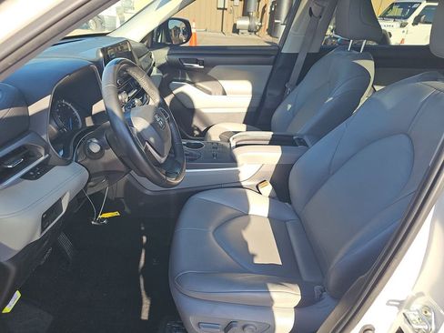 Used 2025 Toyota Highlander XLE image 7