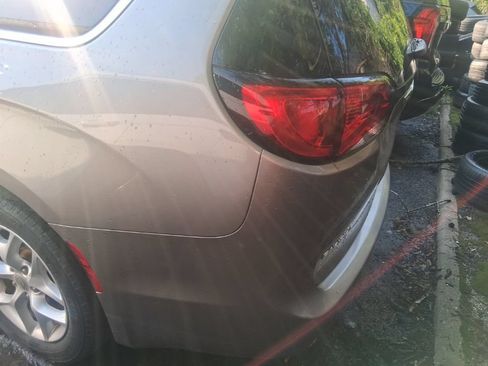 Used 2017 Chrysler Pacifica Touring-L w/ Tire & Wheel Group FWD image 4
