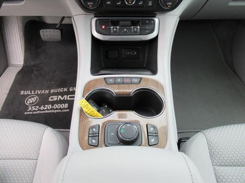 Used 2021 GMC Acadia SLE w/ Driver Convenience Package image 20