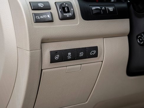 Used 2013 Lexus LX 570 4WD w/ Luxury Pkg image 34